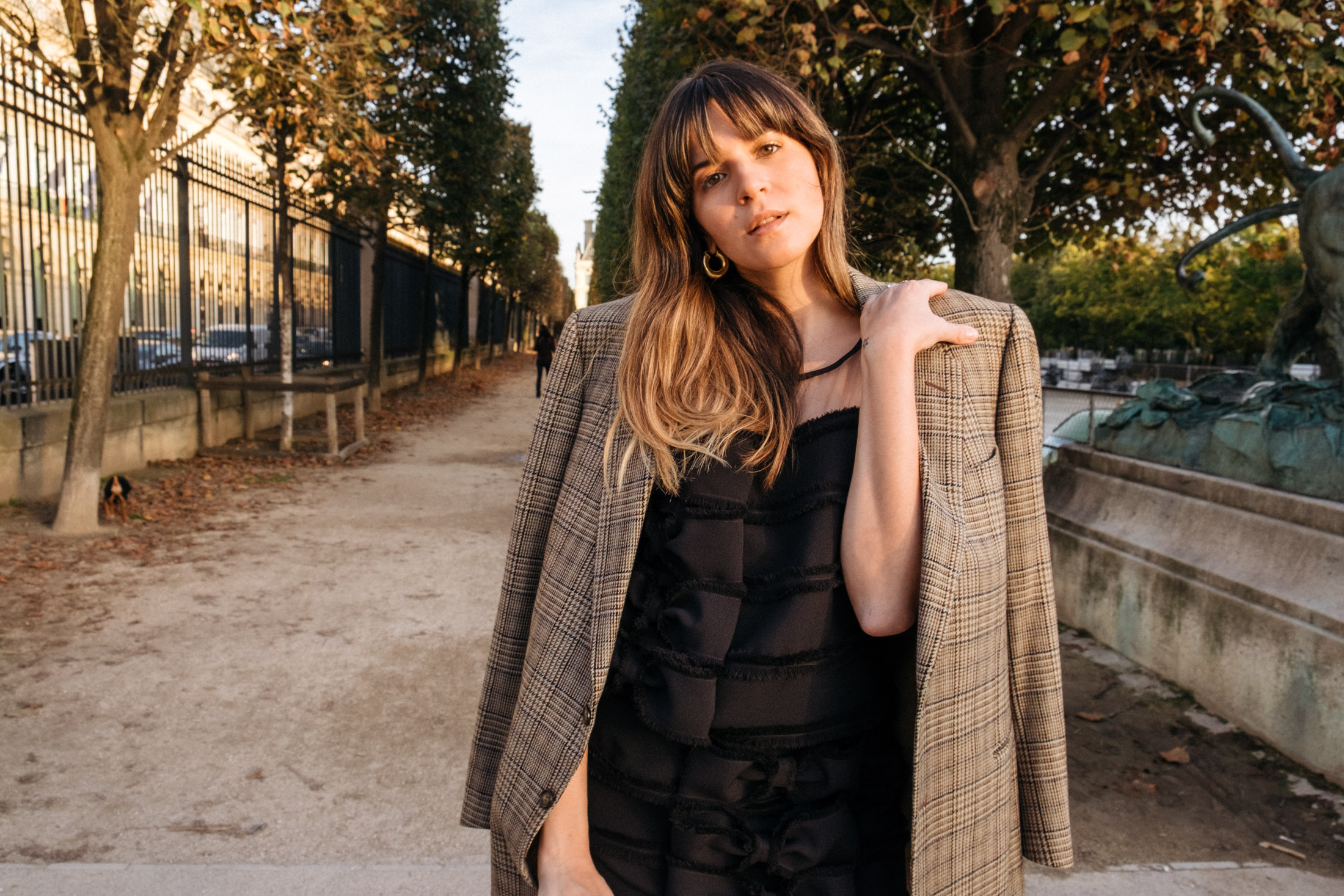 Maristella wears an oversize plaid blazer in Paris