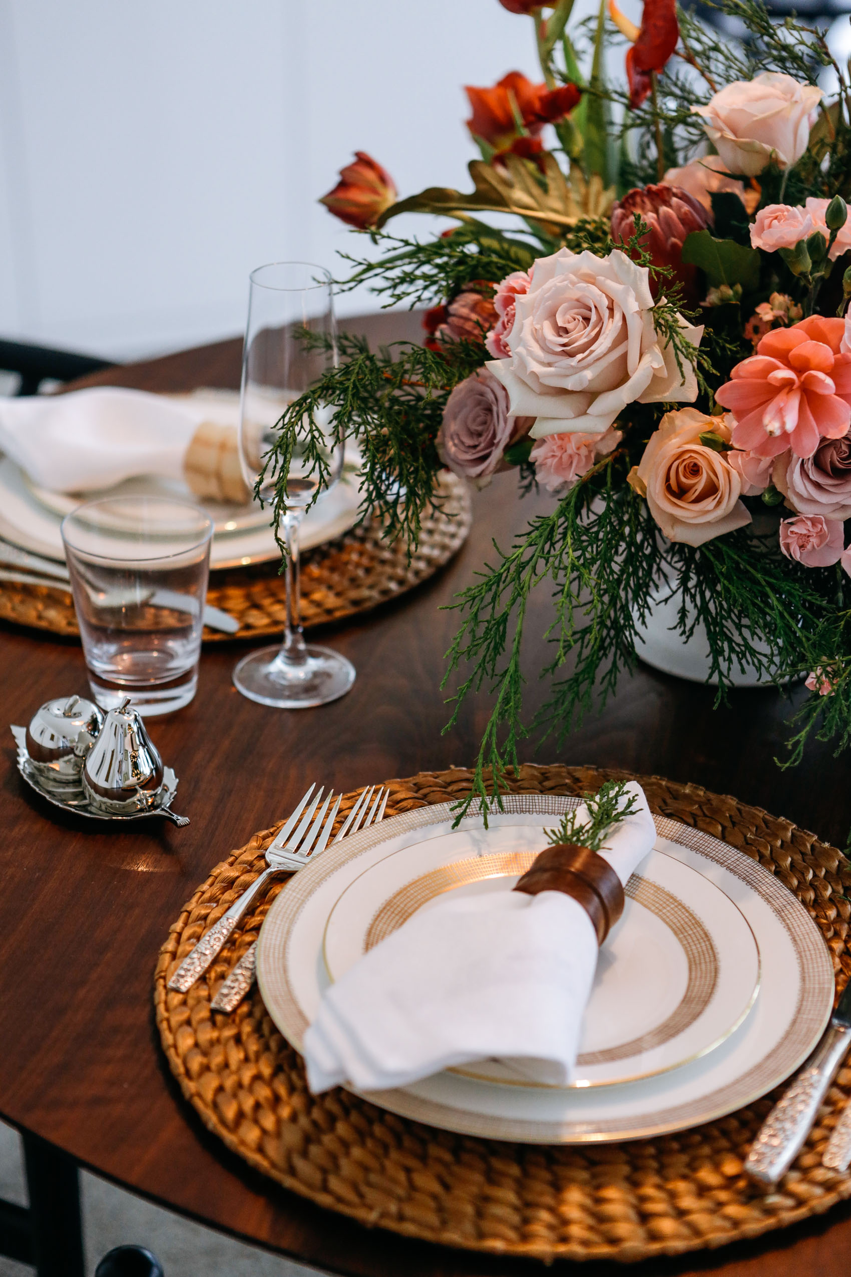 Elegant minimal colorful Christmas table decor idea