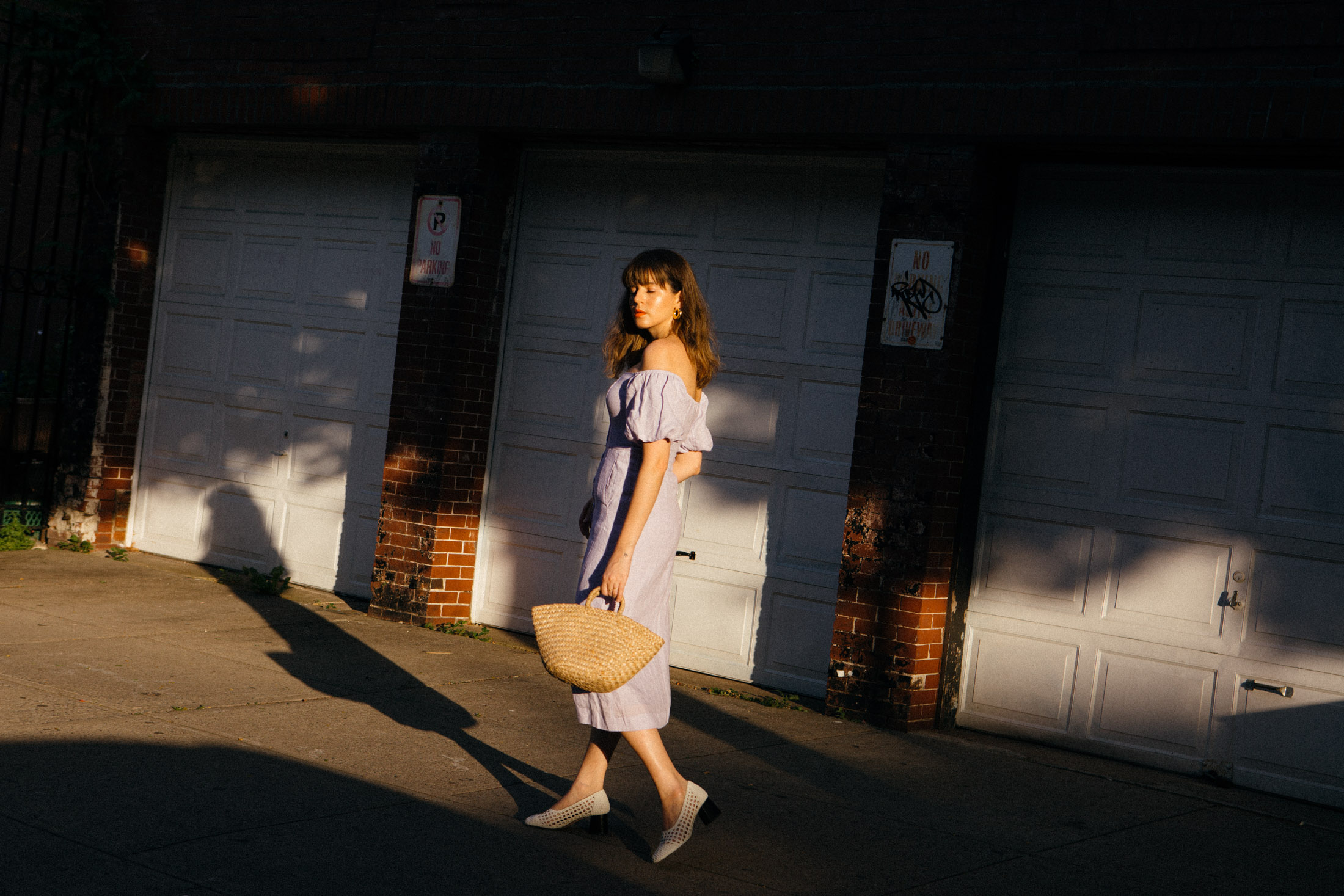 Maristella wears a linen summer dress in lilac