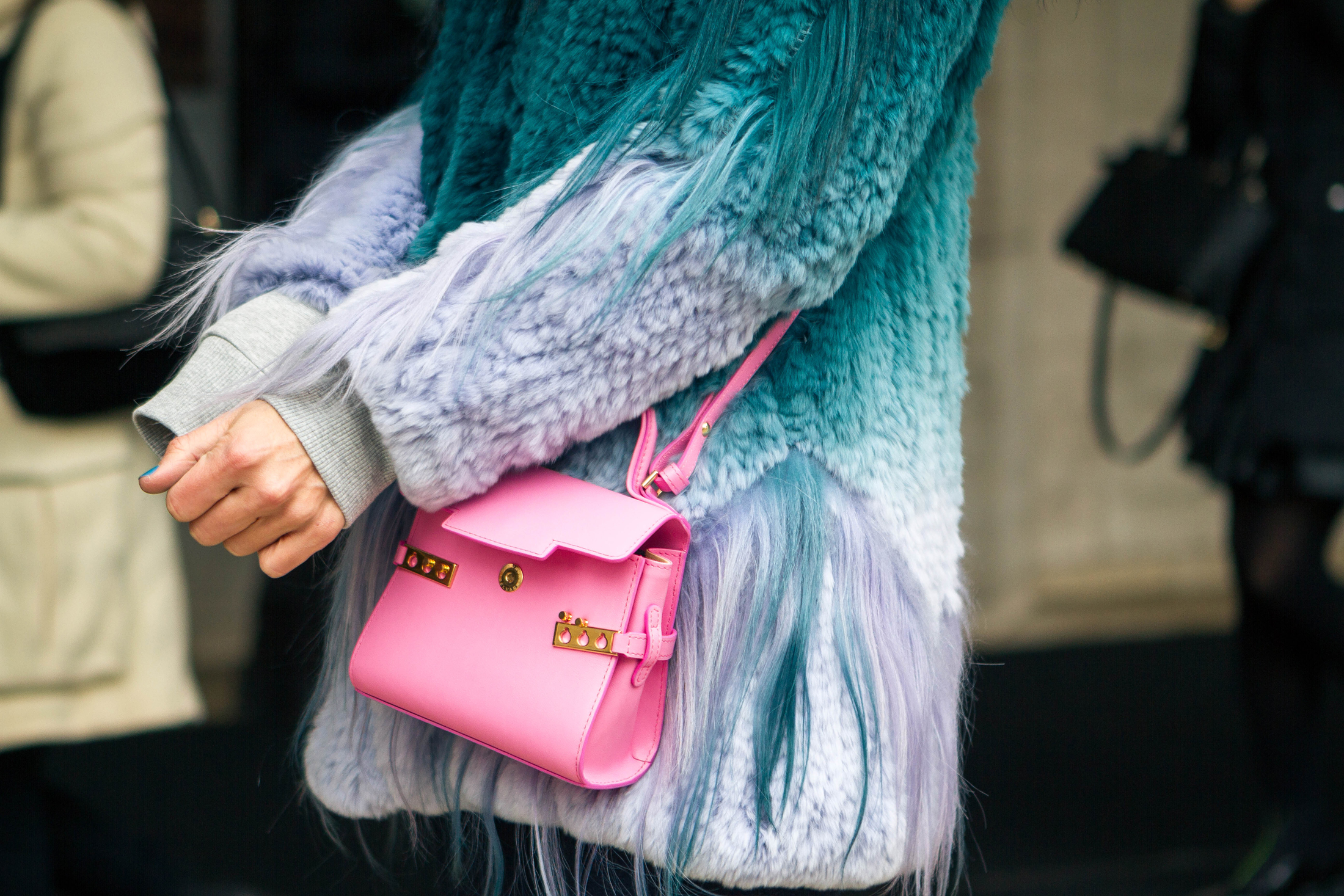 Linda tol and a pink bag