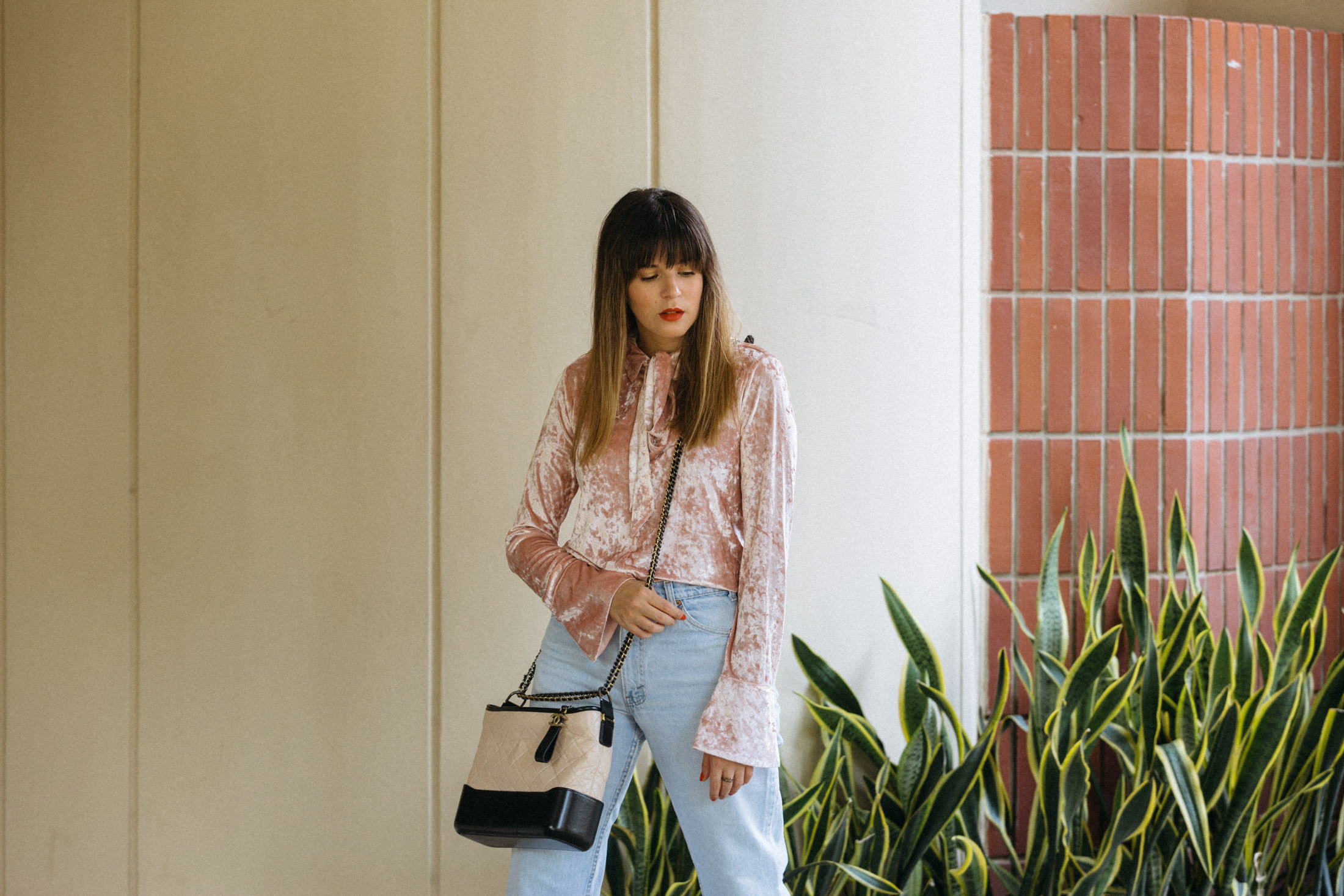 Crushed pink velvet shirt, high waist vintage denim, long cross body Chanel Gabrielle bag